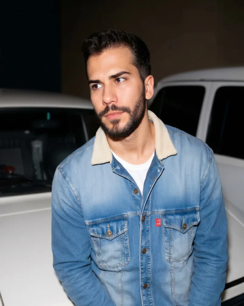Estudo com IA: homem de jaqueta jeans diante de um carro