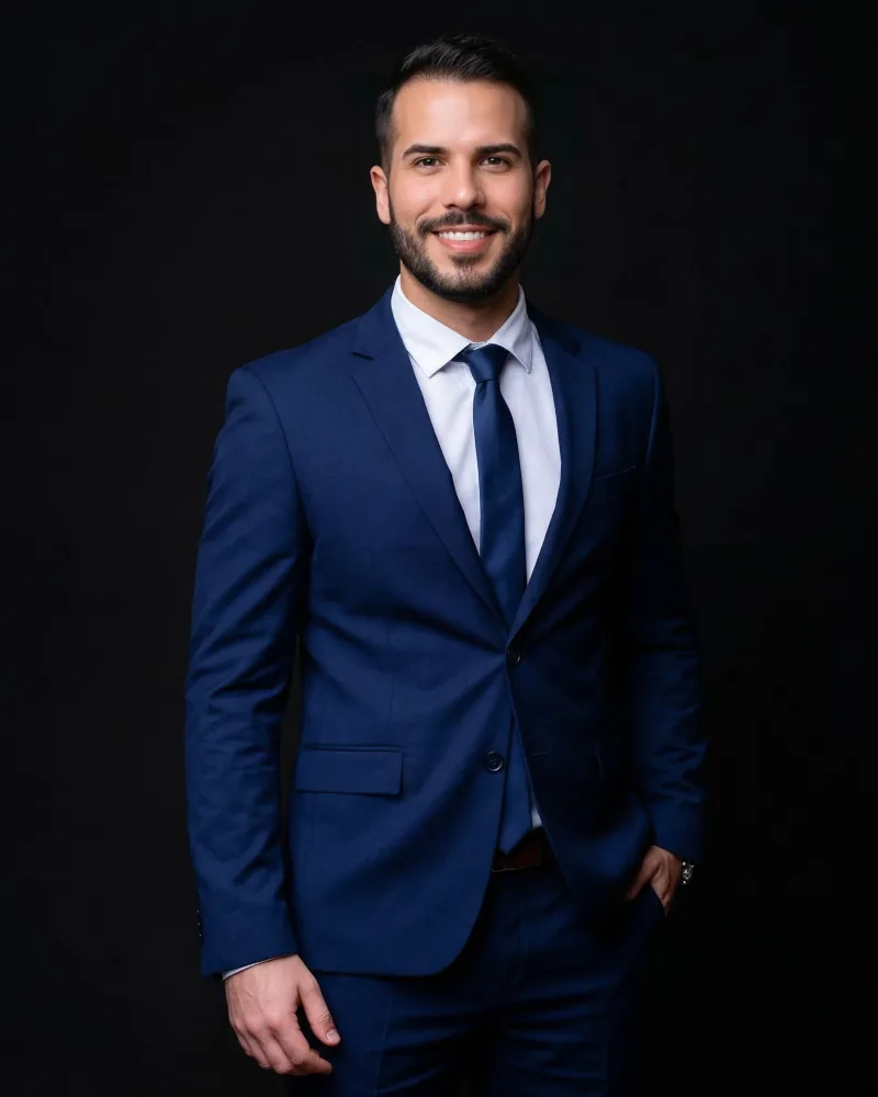 Estudo com IA: retrato sorridente com terno e gravata azuis