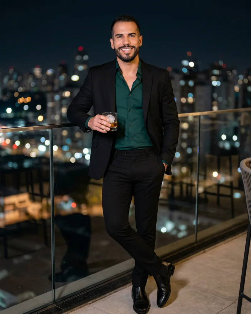Estudo com IA: homem em varanda com luzes da cidade à noite