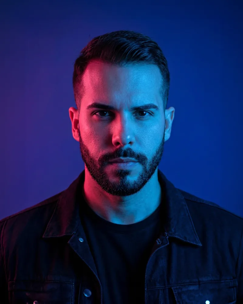 Estudo com IA: retrato iluminado por luzes azul e magenta